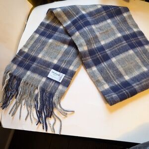 Edinburgh 100% lambswool scarf in EUC